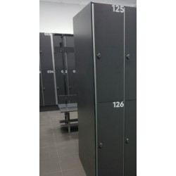 Côté extérieur du casier, de la même couleur que les portes.