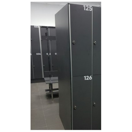 Côté extérieur du casier, de la même couleur que les portes.