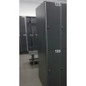 Côté extérieur du casier, de la même couleur que les portes.